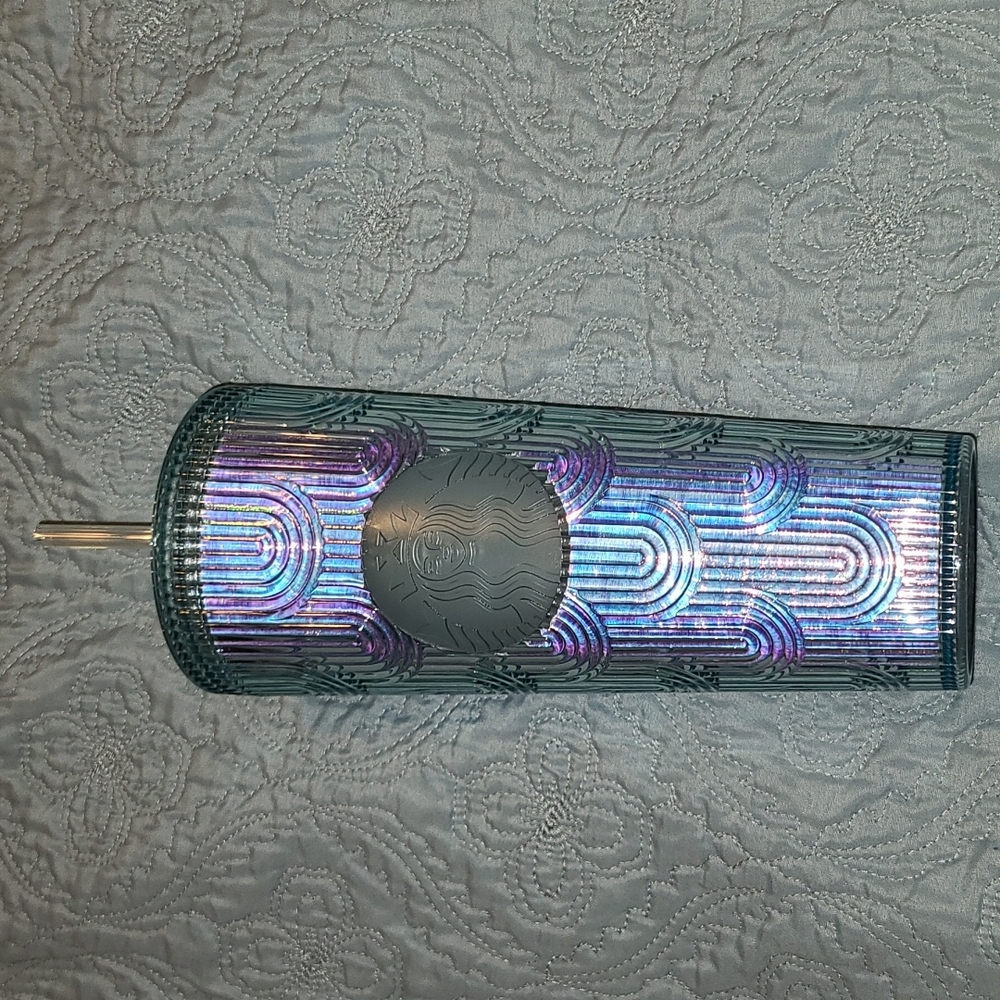 BNWT Iridescent tumbler with ridged scales